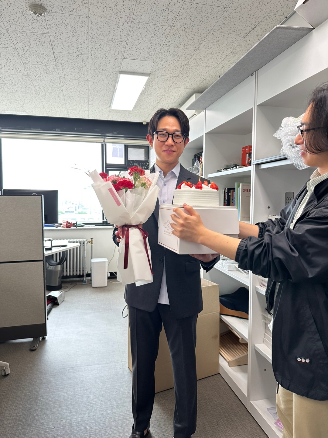 🌟 Happy Teacher’s Day! ❤️
Thank you, Professor Lee, for always always providing thoughtful guidance.
We're grateful to walk this journey together. ❤️✨